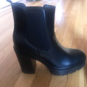 Black Guess platform booties